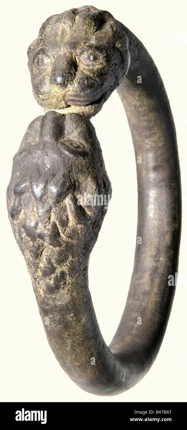 Un ordine romano (coppie), Europa centrale, 1st secolo d.C. Anello di luce Lavorato Cavo di diversi segmenti forgiati e saldati. Le estremità sono sagomate come teste di leoni in rilievo. Pulizia della scoperta degli scavi con patina verdognola-nera e resti delle incrostazioni degli scavi. Larghezza 12,6 cm. In aggiunta ad una custodia di legno su misura. Dimensioni 44 x 32 x 12 cm. In allegato è inclusa una documentazione fotografica e radiografica completa, che include una valutazione del materiale e della produzione di Thorsten Krauss a Monaco per il 26 marzo 1996. Insieme a phalerae, Roman t, Foto Stock