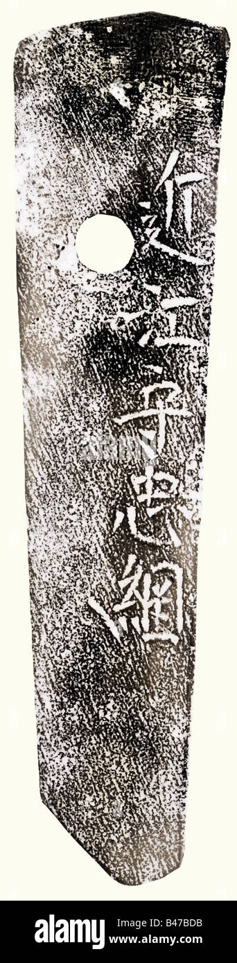 Un wakizashi, Giappone, Periodo Genzoku, circa 1650 Shinogi tsukuri lama, chu kissaki, mune hikushi. Midare hamon con niju ba, inazuna, alcuni sunagashi e altri hateraki. Boshi sul lato omura komaru con profonda kaeri, maru con kaen sul lato omote. Bella itame/mokume hada. Pasta abrasiva Kesho. Nakago con un mekugi ana. Inscritto, 'Omi No Kami Tada Tsuna.' Abaki placcato argento, scanalato e inciso. Saya laccata nera con placcatura oro usurata. Montaggi e tsuba di shakudo con hon-zogan in argento e rame, finemente incisi a forma di fiori e viti di zucca. Foto Stock