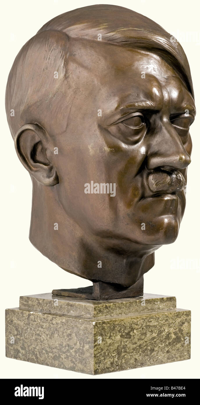 Hermann Joachim Pagels, un busto in bronzo di Adolf Hitler Dall'ufficio del governo provinciale Basso Danubio a Vienna. Busto in bronzo più grande della vita con patina marrone, sul lato destro del collo la firma dell'artista 'H.J. Pagine'. Altezza 53 cm. Su un plinto di marmo verdastro terrazzato. Altezza complessiva 6 persone, 1930s, 20th secolo, belle arti, arte, NS, nazionalsocialismo, nazismo, Terzo Reich, Reich tedesco, Germania, nazionalsocialista, nazista, periodo nazista, oggetto, oggetti, alambicchi, clippings, cut-out, cut-out, uomo, uomini, maschio, Foto Stock