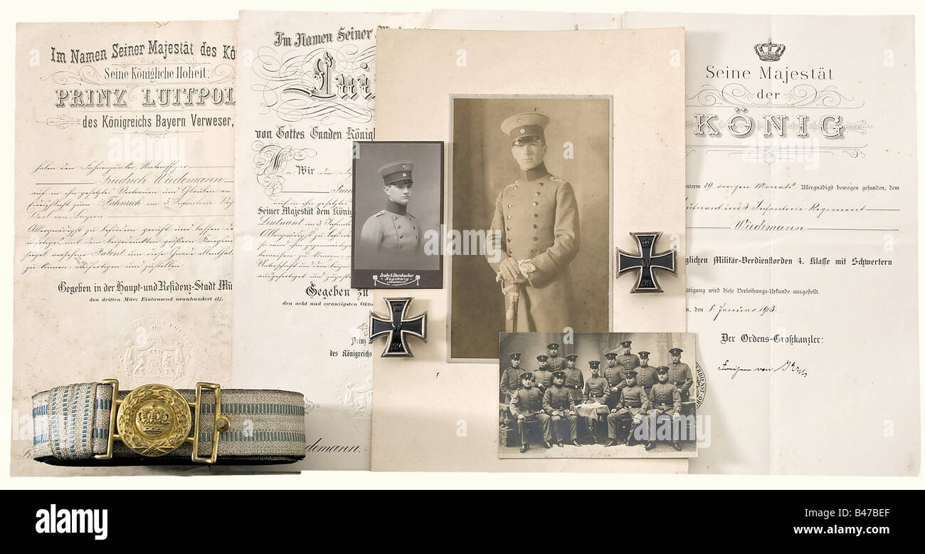 Fritz Wiedemann nell'esercito bavarese, certificati, premi e varie attrezzature, ecc. certificato di ammissione come ufficiale aspirante nel reggimento di fanteria reale bavarese 3rd 'Prinz Karl von Bayern', 1910. Commissioni come ensign 1911, come tenente 2nd 1912 con firma originale del principe Regent Luitpold e 1st storico, storico, popolare, 1910s, 20th secolo, NS, nazionalsocialismo, nazismo, Terzo Reich, tedesco Reich, Germania, tedesco, nazionalsocialista, nazista, periodo nazista, fascismo, documento, documenti, oggetto, oggetti, alambicchi, clippings, cut out, , Foto Stock