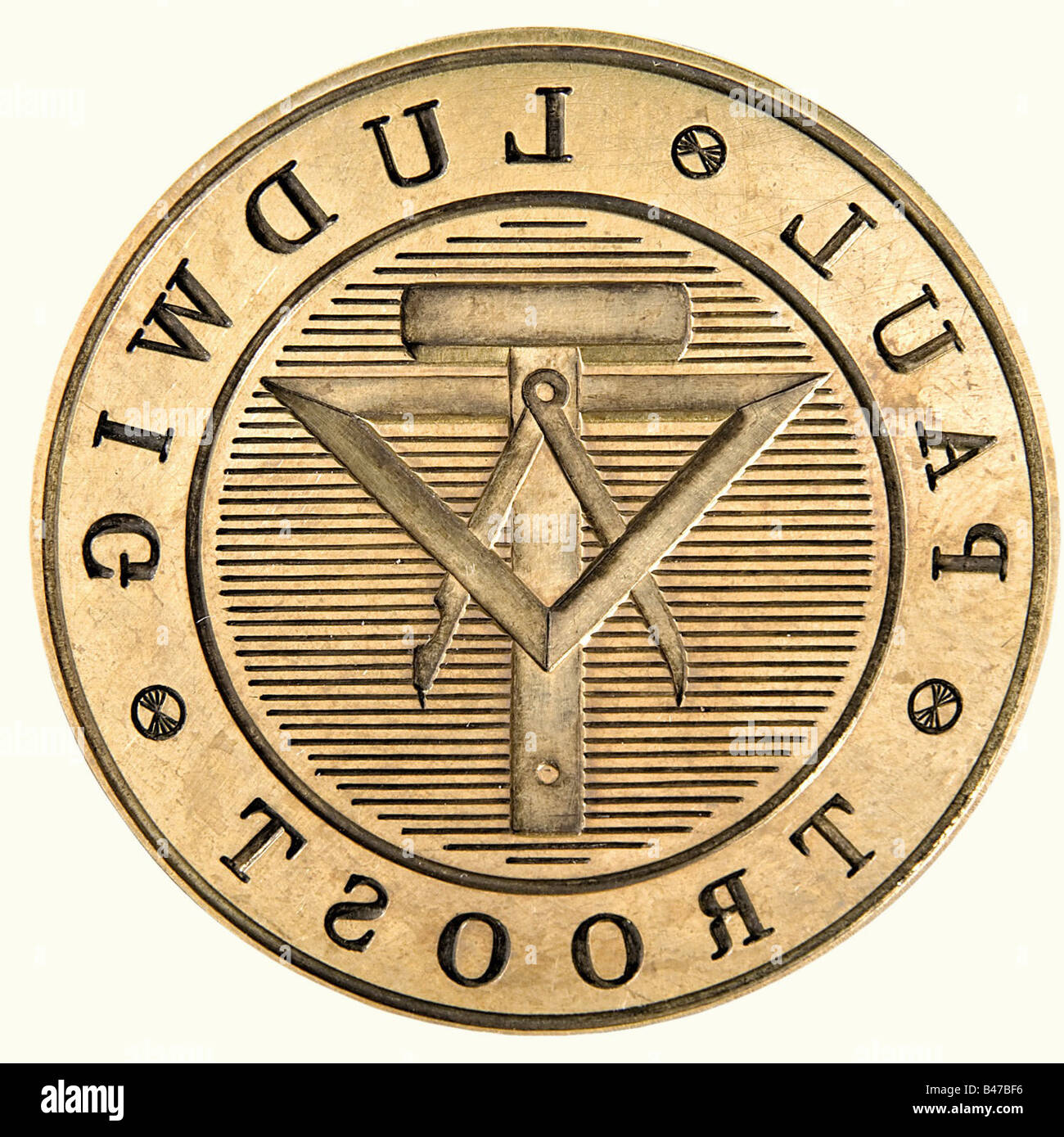 Paul Ludwig Troost (1878 - 1934), una guarnizione di tenuta del progettista e costruttore della Haus der Kunst di Monaco di Baviera pesante sigillo di bronzo in forma di un centauro, la superficie della guarnizione di tenuta con T-square, impostare square e una coppia di bussole nel centro, circonferenziale la firma "Paul Ludwig Troost'. Altezza 8 cm. Dal Royal proprietà bavarese. In aggiunta la lettera di trasferimento da Gerdy Troost (non datato, ca. 1980) per la (transl.) 'seal di una belle arti, 1930s, xx secolo, belle arti, arte, NS, il socialismo nazionale, il nazismo, il terzo Reich, Reich tedesco, Germania, nazionale , artista del diritto d'autore non deve essere cancellata Foto Stock