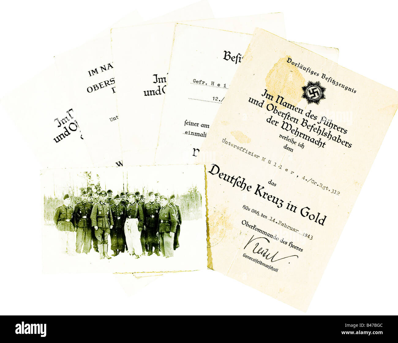 Heinrich Müller, Junior Officer del reggimento Grenadier 312, documenti e fotografie Premio e documenti di possesso per le Classi Iron Cross 1939, 2nd e 1st, (28 luglio e 23 settembre 1941 rispettivamente, ciascuno con Höfl firma originale), Badge Avvolto in nero (26 agosto 1941). Distintivo d'Assalto di fanteria in Argento (23 novembre 1941), Medaglia frontale Orientale (14 luglio 1942), documento preliminare di riconoscimento per la Croce tedesca in Oro (14 febbraio 1943, pesantemente macchiato). Tutte le doppie piegate. Album (assemblato post-guerra) con circa 135 foto di piccolo formato, quasi tutte delle quali ar, Foto Stock