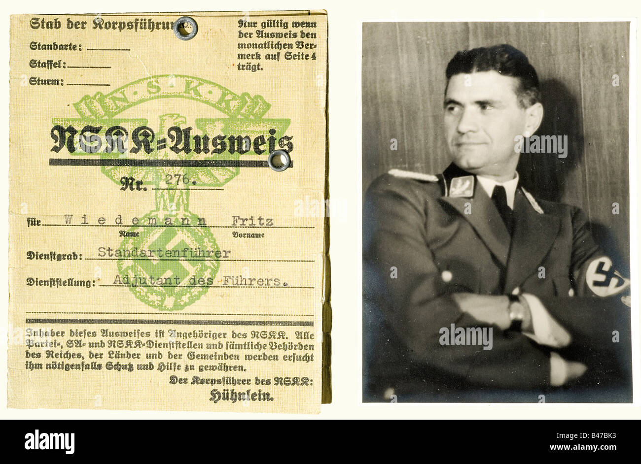 Fritz Wiedemann, NSKK-Brigadeführer, documento d'identità, due tuniche di servizio e due fotografie NSKK passaporto numero 276 del 2 marzo 1936 per Standartenführer Wiedemann, ingresso 30 gennaio 1936 con numero 3.164.685, foto di Wiedemann in uniforme, firma d'inchiostro originale del leader del corpo Hühnlein, I progressi verso Oberführer e Brigadeführer si attaccano uno sopra l'altro, ciascuno con firma originale di Hühnlein e timbro della sede del corpo. Servizio tunica come Brigadeführer. Gabardine marrone con fodera in seta marrone e marchio "Kuhn & Nupnau München". Brow scuro, Foto Stock
