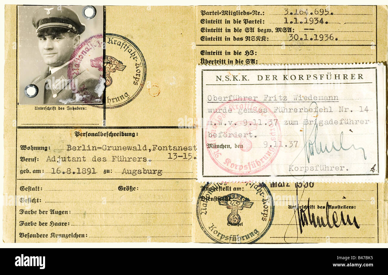 Fritz Wiedemann, NSKK-Brigadeführer, documento d'identità, due tuniche di servizio e due fotografie NSKK passaporto numero 276 del 2 marzo 1936 per Standartenführer Wiedemann, ingresso 30 gennaio 1936 con numero 3.164.685, foto di Wiedemann in uniforme, firma d'inchiostro originale del leader del corpo Hühnlein, I progressi verso Oberführer e Brigadeführer si attaccano uno sopra l'altro, ciascuno con firma originale di Hühnlein e timbro della sede del corpo. Servizio tunica come Brigadeführer. Gabardine marrone con fodera in seta marrone e marchio "Kuhn & Nupnau München". Brow scuro, Foto Stock