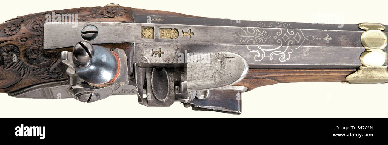 Un fucile flintlock, J. Joseph Krei, Monaco di Baviera, circa 1740. Canna ottagonale che si fonde a tondo dopo una balaustra cesellata, con otto scanalature rigate in calibro 15 mm. Vista frontale in argento. Ornamenti argentati alla culatta con segni pieni di ottone per J. Joseph Krei (Stöckel 610 e 611). Flintlock leggermente inciso. La piastra di bloccaggio firmata 'IOS. KREI IN MUNCHEN'. Mezzo fusto in noce, con raffinate sculture in stile rococò. Mobili in ottone. Il ramrod originale in legno con punta in ottone. Lunghezza 140 cm. J. Joseph Krei, noto a Monaco di Baviera nel 1730 circa. Storico, storico, 18th , Foto Stock