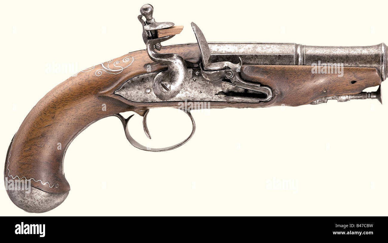 Un paio di pistole flintlock, Francia, circa 1780. Canne scanalate che si fondono a tondo con le muzzles cannone. Fori lisci con calibro 14 mm. Lucchetti lisci con piastre di bloccaggio leggermente bombate. Le scorte di noce intarsiate con filo d'argento. Mobili in ferro liscio e ramrod. Lunghezza 23,5 cm. Storico, storico, 18th secolo, pistola civile, pistole civili, palmare, pistola, armi, arma da fuoco, arma da fuoco, armi da fuoco, armi da fuoco, armi, armi, arma, braccio, oggetto, oggetti, alambicchi, clippings, taglio, taglio, taglio, Foto Stock