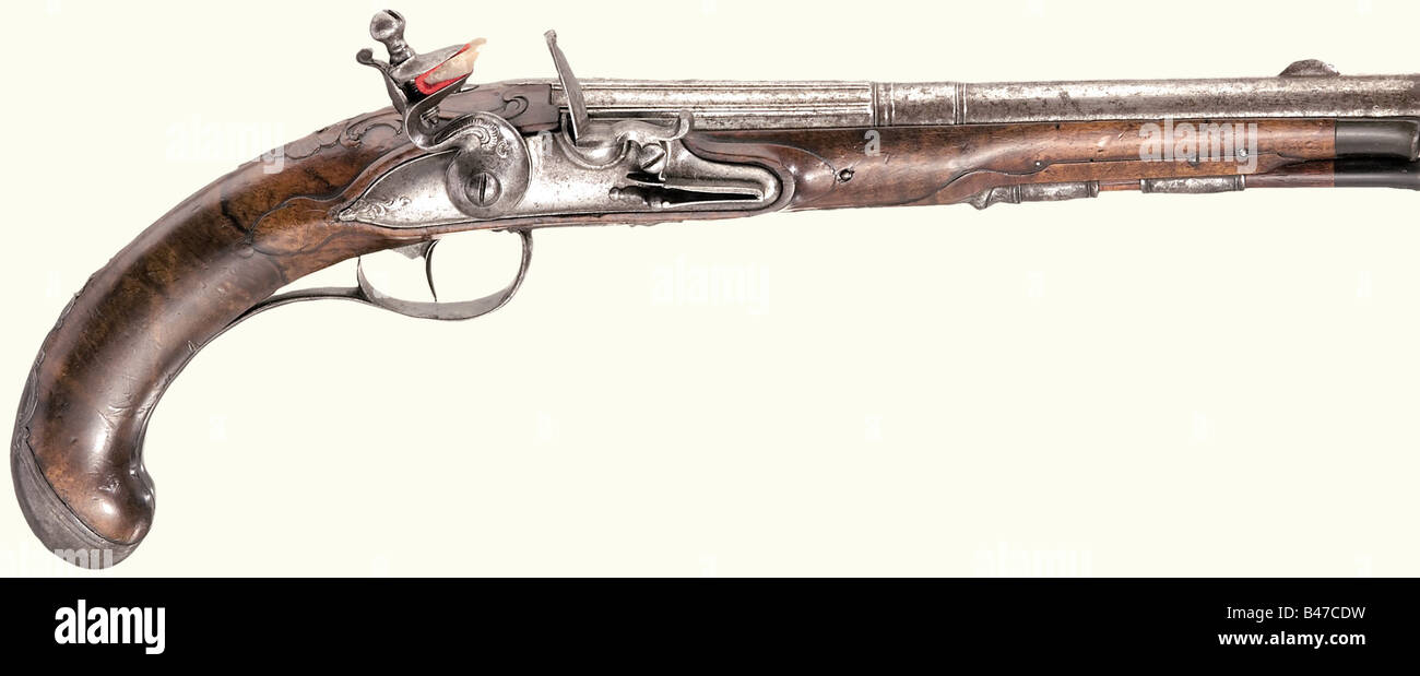 Un paio di pistole flintlock, tedesco (Suhl?), circa 1750. Vecchie canne scanalate, che si fondono a tondo dopo una balaustra, con foro liscio in calibro 13,5 mm e firmato, 'LAZ. COMINAZO'. I flintlock non firmati e i mobili in ferro sono leggermente cesellati con rocaille e decorazioni acanthus. Scorte di noce leggermente intagliato con tappi a punta di corno. Aste ramsts di ricambio con punte del clacson. Lunghezza di ogni 38 cm. Storico, storico, 18th secolo, pistola civile, pistole civili, palmare, pistola, armi da fuoco, arma da fuoco, armi da fuoco, armi da fuoco, armi da fuoco, armi, armi, armi, armi, oggetti, oggetti, Foto Stock