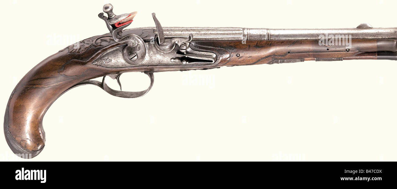 Un paio di pistole flintlock, tedesco (Suhl?), circa 1750. Vecchie canne scanalate, che si fondono a tondo dopo una balaustra, con foro liscio in calibro 13,5 mm e firmato, 'LAZ. COMINAZO'. I flintlock non firmati e i mobili in ferro sono leggermente cesellati con rocaille e decorazioni acanthus. Scorte di noce leggermente intagliato con tappi a punta di corno. Aste ramsts di ricambio con punte del clacson. Lunghezza di ogni 38 cm. Storico, storico, 18th secolo, pistola civile, pistole civili, palmare, pistola, armi da fuoco, arma da fuoco, armi da fuoco, armi da fuoco, armi da fuoco, armi, armi, armi, armi, oggetti, oggetti, Foto Stock