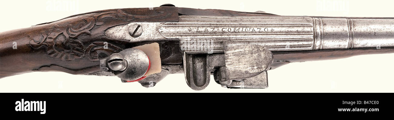 Un paio di pistole flintlock, tedesco (Suhl?), circa 1750. Vecchie canne scanalate, che si fondono a tondo dopo una balaustra, con foro liscio in calibro 13,5 mm e firmato, 'LAZ. COMINAZO'. I flintlock non firmati e i mobili in ferro sono leggermente cesellati con rocaille e decorazioni acanthus. Scorte di noce leggermente intagliato con tappi a punta di corno. Aste ramsts di ricambio con punte del clacson. Lunghezza di ogni 38 cm. Storico, storico, 18th secolo, pistola civile, pistole civili, palmare, pistola, armi da fuoco, arma da fuoco, armi da fuoco, armi da fuoco, armi da fuoco, armi, armi, armi, armi, oggetti, oggetti, Foto Stock