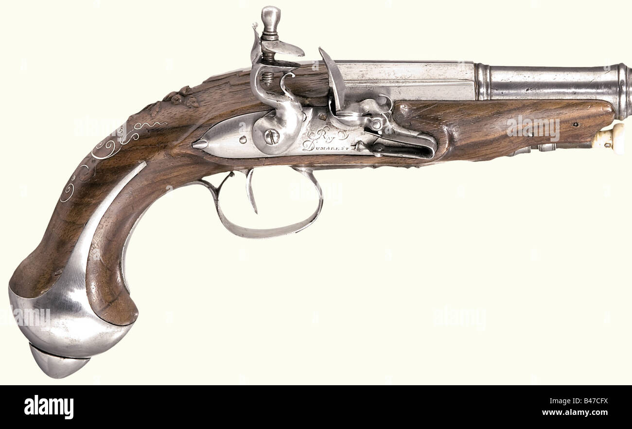 Un paio di pistole tascabili a flintlock, Ray Dumarest, St. Etienne, circa 1780. Canne ottagonali, che si fondono a tondo dopo balausteri con fori lisci in calibro di 13 mm. Cannone muzzles. Lucchetti lisci, ognuno firmato, 'Ray Dumarest a St. Etiene'. Scorte di noce con mobili in ferro. ramrod originali con punte d'avorio. Lunghezza di ogni 21 cm. Storico, storico, 18th secolo, pistola civile, pistole civili, palmare, pistola, armi da fuoco, arma da fuoco, armi da fuoco, armi da fuoco, armi da fuoco, armi, arma, braccio, oggetto, oggetti, alambicchi, clippings, taglio, taglio, taglio, Foto Stock