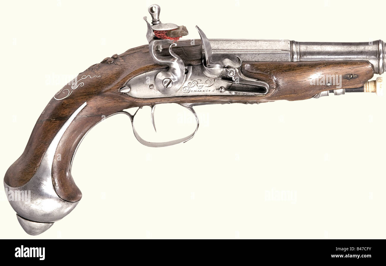 Un paio di pistole tascabili a flintlock, Ray Dumarest, St. Etienne, circa 1780. Canne ottagonali, che si fondono a tondo dopo balausteri con fori lisci in calibro di 13 mm. Cannone muzzles. Lucchetti lisci, ognuno firmato, 'Ray Dumarest a St. Etiene'. Scorte di noce con mobili in ferro. ramrod originali con punte d'avorio. Lunghezza di ogni 21 cm. Storico, storico, 18th secolo, pistola civile, pistole civili, palmare, pistola, armi da fuoco, arma da fuoco, armi da fuoco, armi da fuoco, armi da fuoco, armi, arma, braccio, oggetto, oggetti, alambicchi, clippings, taglio, taglio, taglio, Foto Stock