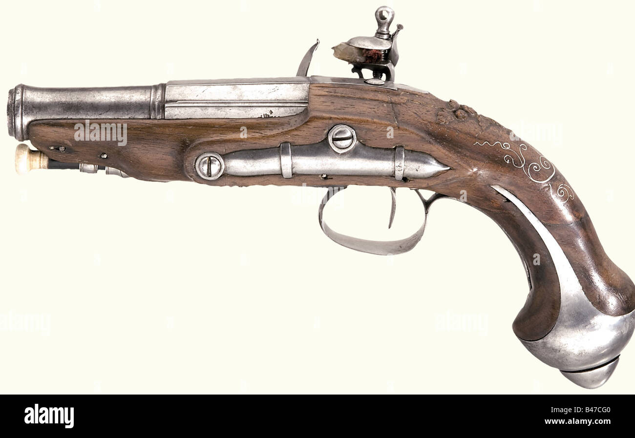 Un paio di pistole tascabili a flintlock, Ray Dumarest, St. Etienne, circa 1780. Canne ottagonali, che si fondono a tondo dopo balausteri con fori lisci in calibro di 13 mm. Cannone muzzles. Lucchetti lisci, ognuno firmato, 'Ray Dumarest a St. Etiene'. Scorte di noce con mobili in ferro. ramrod originali con punte d'avorio. Lunghezza di ogni 21 cm. Storico, storico, 18th secolo, pistola civile, pistole civili, palmare, pistola, armi da fuoco, arma da fuoco, armi da fuoco, armi da fuoco, armi da fuoco, armi, arma, braccio, oggetto, oggetti, alambicchi, clippings, taglio, taglio, taglio, Foto Stock