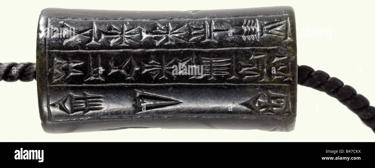 Una guarnizione a rullo babilonese, 1844 - 1750 a.C. pietra nera, verde chiaro, convessa al centro. Tagliare (intaglio) nome del proprietario, 'Silli - Ishtar, figlio di Ana-Shamash-Taklaku, Servo del Dio Amurru' Due mediatee con bracci rialzati stanno a destra e a sinistra dell'iscrizione. Altezza 33 mm. Diametri 17 e 15,5 mm. La guarnizione mostra una lavorazione di alta qualità e probabilmente proviene da un'officina a Sippar. Silli-Ishtar era senza dubbio un alto rango babilonese circa durante il periodo dal regno di Sabio a quello di Hammurabi. Storico, storico, antico , Foto Stock