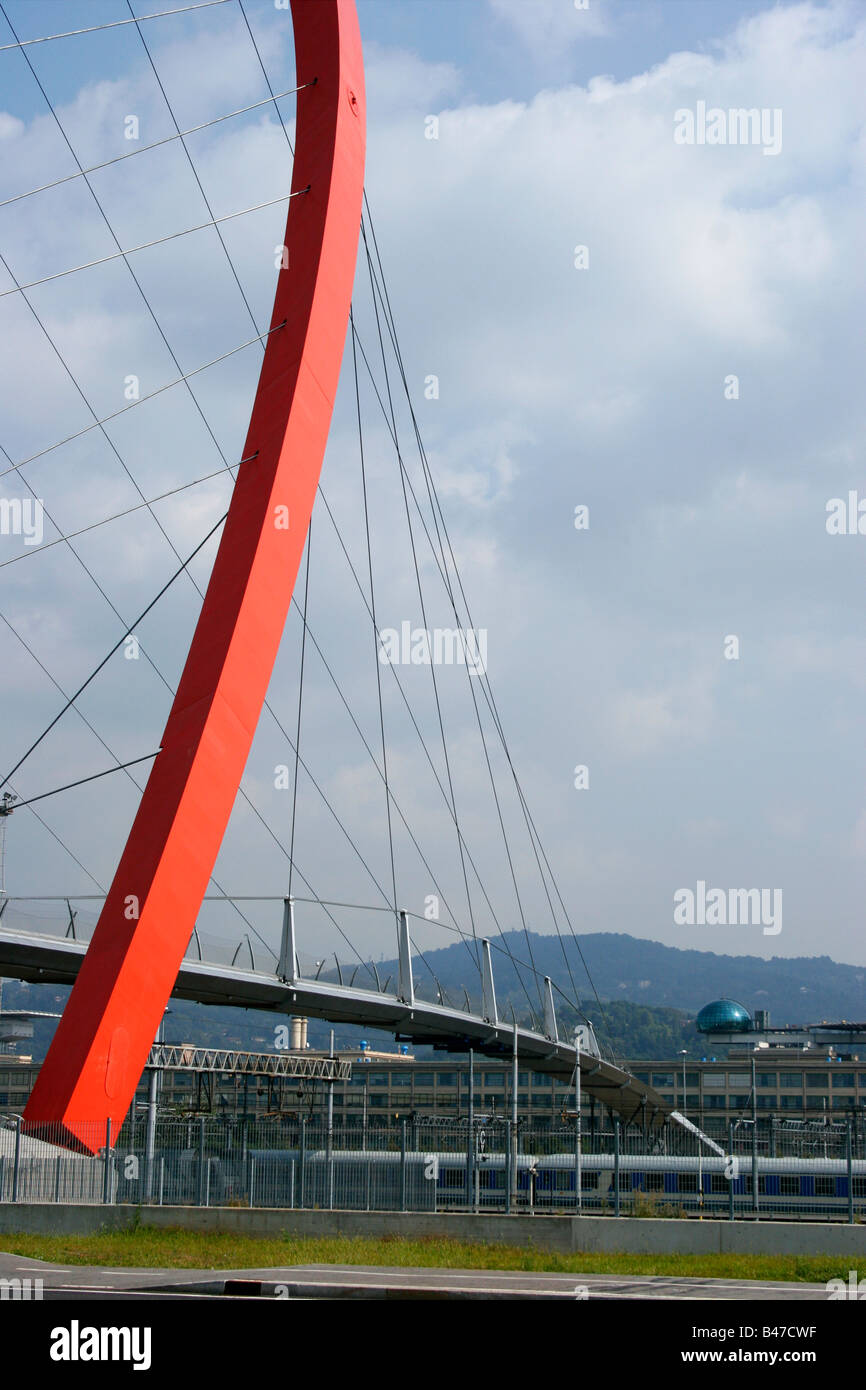 Edificio Lingotto con Renzo Piano la bolla e il rosso Arco Olimpico. Torino, Italia. Foto Stock