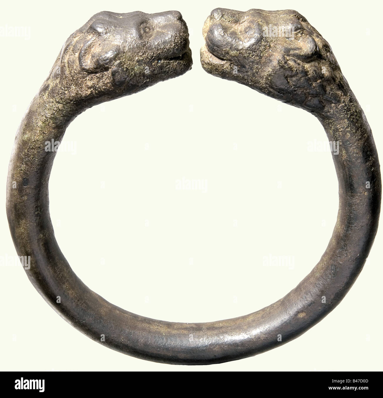 Un ordine romano (coppie), Europa centrale, 1st secolo d.C. Anello di luce Lavorato Cavo di diversi segmenti forgiati e saldati. Le estremità sono sagomate come teste di leoni in rilievo. Pulizia della scoperta degli scavi con patina verdognola-nera e resti delle incrostazioni degli scavi. Larghezza 12,6 cm. In aggiunta ad una custodia di legno su misura. Dimensioni 44 x 32 x 12 cm. In allegato è inclusa una documentazione fotografica e radiografica completa, che include una valutazione del materiale e della produzione di Thorsten Krauss a Monaco per il 26 marzo 1996. Insieme a phalerae, Roman t, Foto Stock