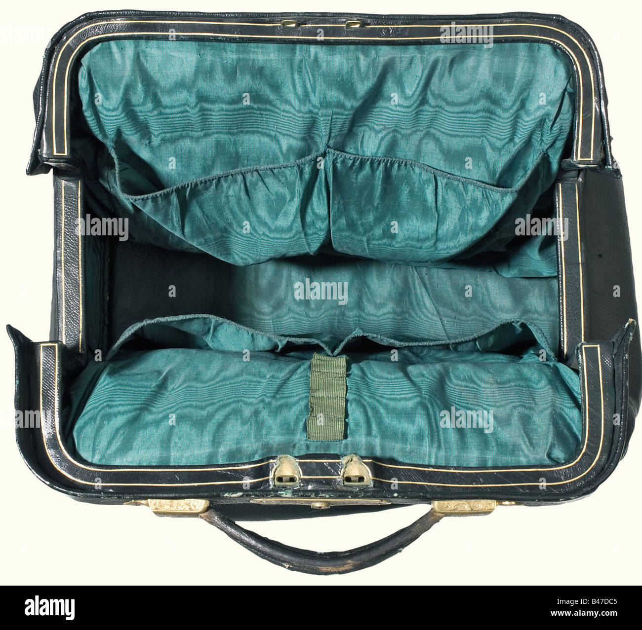 Marie Maximilianovna Princess Romanovka, Duchessa zu Leuchtenberg - una vanità di viaggiatore, con un cassetto per articoli da toeletta e scrittura. Implementa la pelle martellata verde scuro con il cifrario stampato "M" sotto una corona e mobili dorati in ottone inciso. Il cassetto superiore si blocca con un dispositivo di chiusura a scatto e dispone di quattro tasche interne. Due tasche laterali esterne, una bloccabile. C'è un cassetto in legno costruito sul fondo per prendere i contenitori per prodotti da bagno un storico, storico, 19th secolo, Baden, tedesco, Germania, Germania meridionale, il sud della Germania, obiettivo, Foto Stock