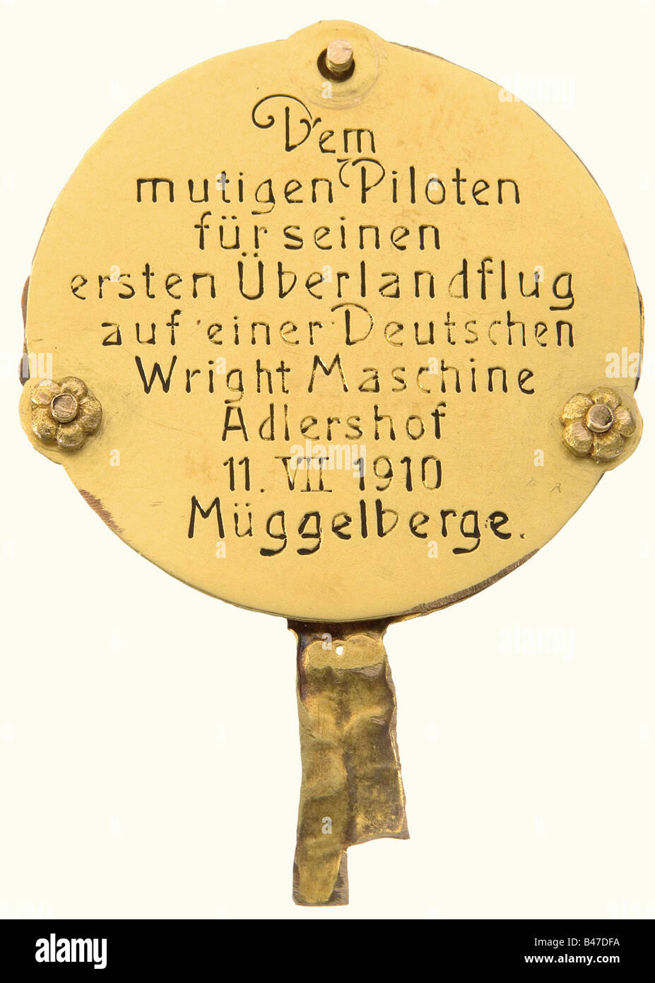 Robert Thelen (1884 - 1968) - un orologio tascabile d'oro, e medaglia commemorativa. Orologio tascabile Audemars Frères con custodia in oro da 14 K. Il coperchio a molla è decorato con una raffica di sole. Il quadrante decorato con guilloche ha numeri arabi, un piccolo secondo e lanceolato alla griglia. Movimento di precisione JEWELLED. Il coperchio è inciso all'interno del gewidm 'Dem unübertrefflichen Flieger Thelen. - Beuthner Flugwoche' (Dedicato all'ineccellente aviatore Thelen - Beuthner Aviation Week), '56/K 14/0, 585' hallmarks, e l'iscrizione del costruttore. 'Audemars Frères Geneve & Brassus'. Diametro 5, Foto Stock