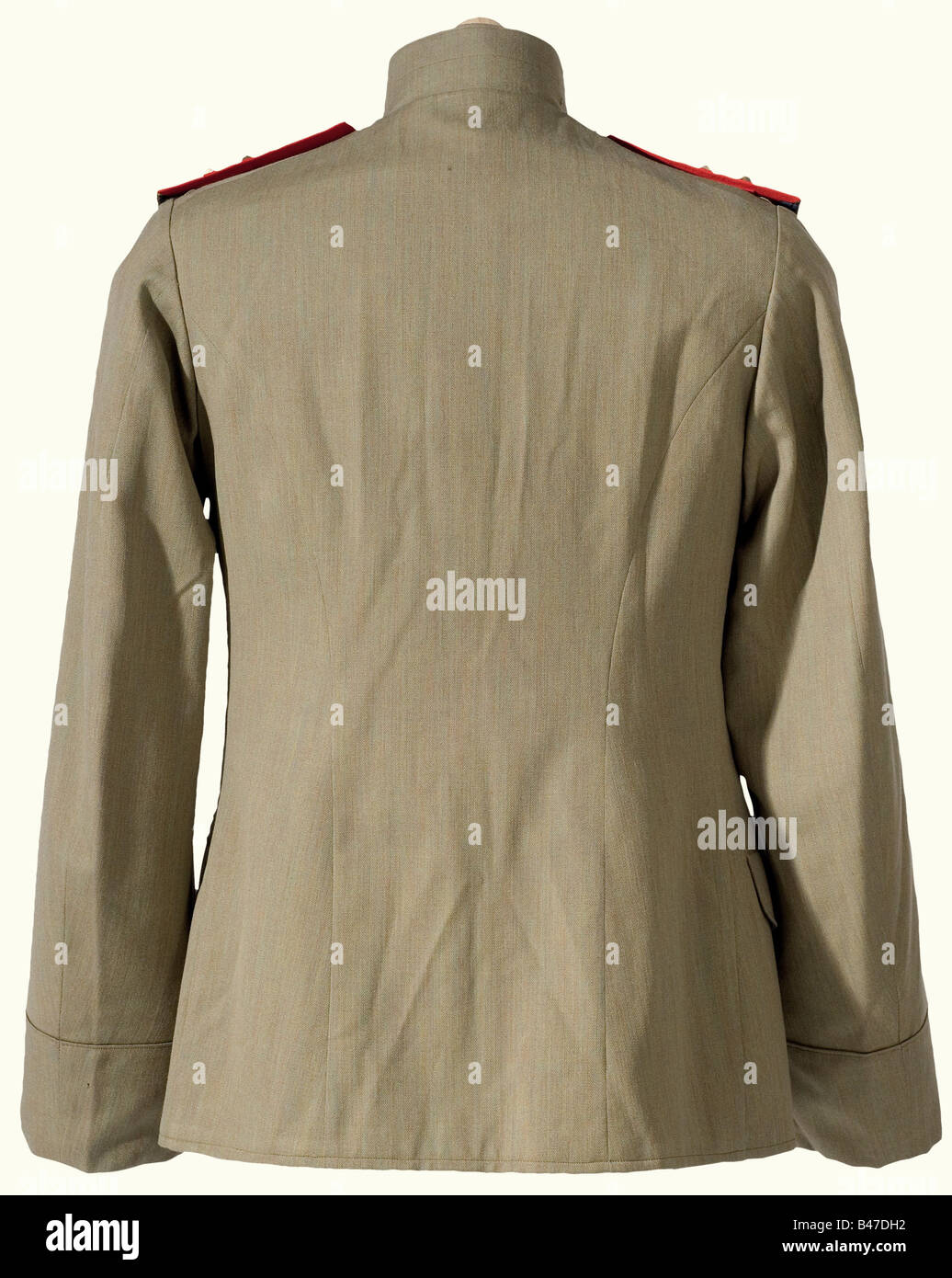 Kaiser Franz Joseph i d'Austria (1830 - 1916) - un panello da spalla tunica e Maresciallo come colonnello-prietor del Reggimento russo della Guardia A Piedi di Kexholmski., Le spalline hanno sovrapposto i batoni del maresciallo d'argento, parzialmente dorati e smaltati, su pizzo d'oro (leggermente oscurato). Il rivestimento in tessuto rosso ha una copertura a strisce e la lingua russa verde (strappata in luoghi) con danni alla falena. Pulsanti aquila doppia dorata. La tunica è molto fine, presumibilmente su misura a Vienna di tessuto di lana verde oliva, con un leggero intreccio rosso. Quattro passi, Foto Stock