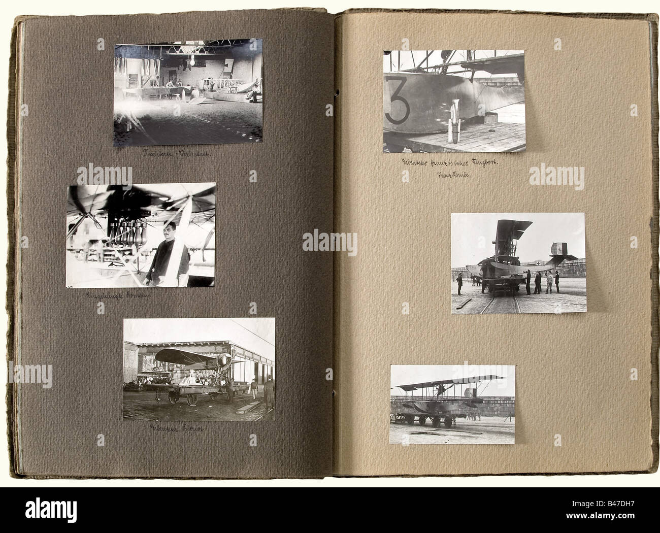 Ensign Paul Schuler, quattro album fotografici dell'aviatore navale e figlio del direttore del Festival musicale di Bayreuth Friedrich Wilhelm Schuler. Un totale di oltre 370 foto molto interessanti e per lo più inscritte della Flanders i Naval Air Station a Zeebrügge 1914 - 17. A poche foto da addestramento, navi da guerra nel porto di Kiel, uno Zeppelin su Kiel, corso di bombardamento a Warnemünde, Zeebrügge 1914, Friedrich Christiansen, numerose immagini di macchine, una barca Fiandre che spara un siluro, 8,8 cm artiglieria costiera, Bergman mitragliatrice leggera, un atterraggio pilota sull'acqua, ph aereo, Foto Stock