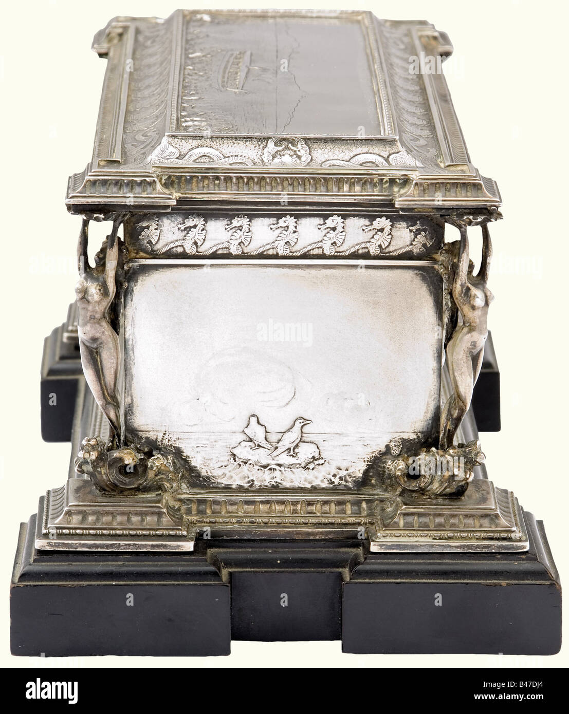 Arciduca Francesco Ferdinando d'Austria-Este - scatola di sigari d'argento, Particolareggiato presente d'onore all'erede apparente in occasione della sua visita alla base navale Brioni. Sul coperchio e sui lati scene marittime, incorniciate da fregi che mostrano animali marini, sui quattro angoli ninfe schiuma-nati. Da un lato una placca di smalto blu con la dedica 'Se k. u. Hh. Ehzg.Franz Ferdinand Brioni - 18. Dez. 1903' e incise firme di faksimile degli ufficiali e degli ospiti d'onore. Su una base di legno ebonizzata. Peso circa 1,3 kg, 25 x 12 x 11 cm. L'applicazione erede, Foto Stock