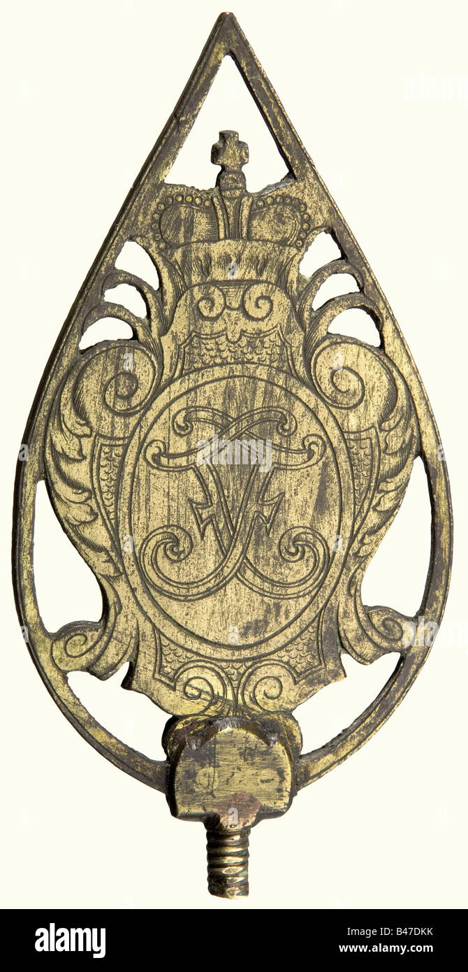 Una bandiera pole finial per un sassone Dukedom, metà/fine del 18th secolo. Ottone dorato inciso. Un cartouche decorato con rocaille che porta lo stemma sassone e la corona dell'elettore sul lato opposto, e un monogramma invertito 'F' sul retro. Altezza 13 cm. Il monogramma si riferisce a Friedrich III di Sassonia-Coburgo-Gotha (1699 - 1732 - 1772) o Friedrich di Sassonia-Hildburghausen (1763 - 1780 - 1834). Storico, storico, 19th secolo, 18th secolo, Sassonia, Sassonia, Sassonia, Sassonia, Tedesco, Germania, oggetto, oggetti, alambicchi, clippings, cut out, cut-out, cut-out, cut-out Foto Stock