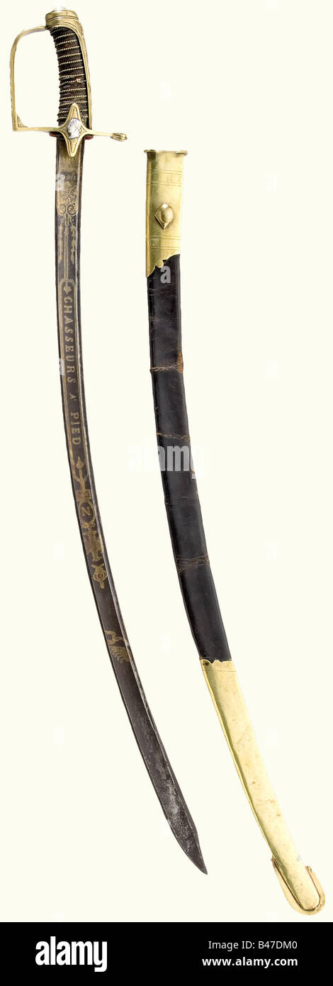 Una sciabola per ufficiali del 'Chasseur à Pied', lama Leggermente curva, brunita e dorata, e incisa sul lato opposto con 'Chasseurs à Pied' e sul lato opposto con 'Garde Imperiale' tra tocchi decorativi e un'aquila imperiale coronata. Marchio del produttore, "IS & C." in ottone cavallotto in rilievo. C'è un dell'imperatore Napoleone di fronte a sinistra sulla lingua obversa. Impugnatura rivestita in pelle con avvolgicavo in ottone. Barbard in ottone e pelle. Cucitura del cuoio scabbard è aperto. Lama leggermente arrugginita. Lunghezza 91 cm. Vedi: Lhoset/Resek, 'Les Sabr, Foto Stock
