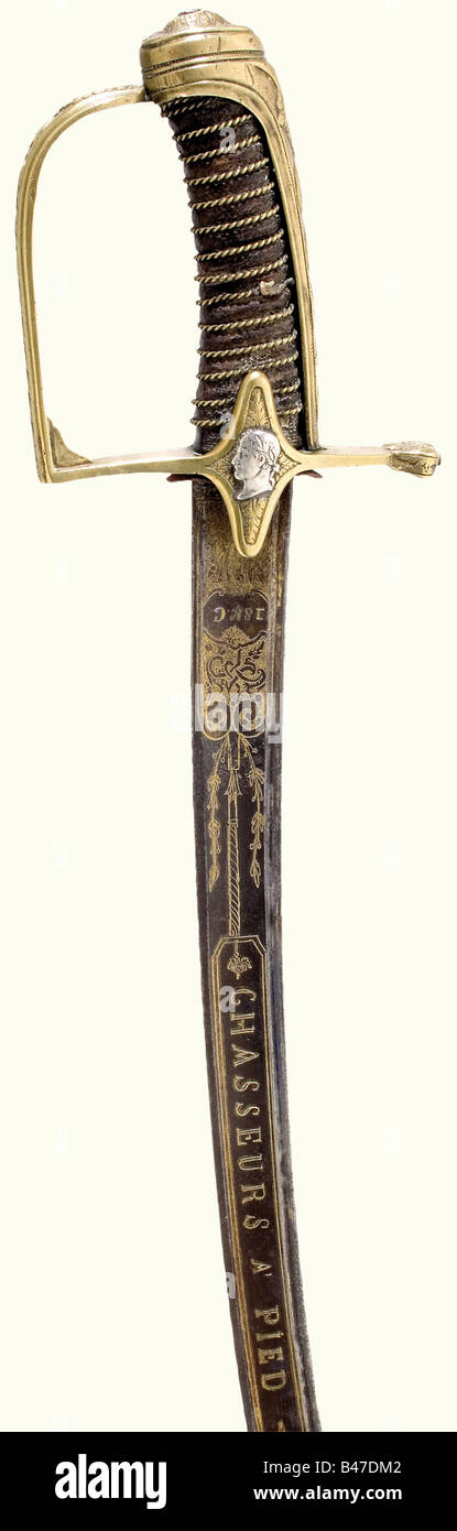 Una sciabola per ufficiali del 'Chasseur à Pied', lama Leggermente curva, brunita e dorata, e incisa sul lato opposto con 'Chasseurs à Pied' e sul lato opposto con 'Garde Imperiale' tra tocchi decorativi e un'aquila imperiale coronata. Marchio del produttore, "IS & C." in ottone cavallotto in rilievo. C'è un dell'imperatore Napoleone di fronte a sinistra sulla lingua obversa. Impugnatura rivestita in pelle con avvolgicavo in ottone. Barbard in ottone e pelle. Cucitura del cuoio scabbard è aperto. Lama leggermente arrugginita. Lunghezza 91 cm. Vedi: Lhoset/Resek, 'Les Sabr, Foto Stock