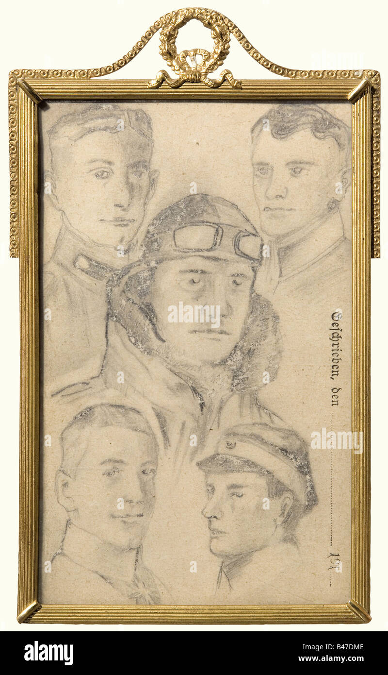 Manfred Baron von Richthofen - una cartolina sul campo, con ritratti a matita di von Richthofen così come di Wolff, Krefft, Bockelmann, e Meyer dal suo Jasta 11. Al contrario, vi sono 16 firme a matita dei membri dello squadrone, tra cui: Scheffer, Müller, Niederhoff, von Schönebeck, Mohnike, Groos, Krefft, Bockelmann, Baron Lothar von Richthofen, Stapenhorst e Brauneck. (C'è anche uno sconosciuto). Datato, 'Luglio 1917' sul bordo superiore. Sotto il vetro e in una cornice dorata con una piccola corona di foglie di quercia in cima. Raccolta estremamente rara di auto, Foto Stock