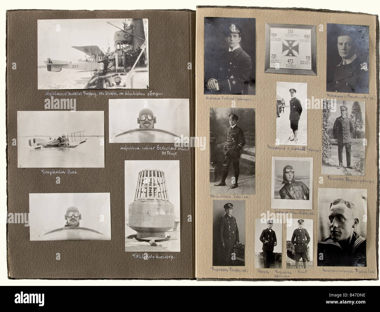 Ensign Paul Schuler, quattro album fotografici dell'aviatore navale e figlio del direttore del Festival musicale di Bayreuth Friedrich Wilhelm Schuler. Un totale di oltre 370 foto molto interessanti e per lo più inscritte della Flanders i Naval Air Station a Zeebrügge 1914 - 17. A poche foto da addestramento, navi da guerra nel porto di Kiel, uno Zeppelin su Kiel, corso di bombardamento a Warnemünde, Zeebrügge 1914, Friedrich Christiansen, numerose immagini di macchine, una barca Fiandre che spara un siluro, 8,8 cm artiglieria costiera, Bergman mitragliatrice leggera, un atterraggio pilota sull'acqua, ph aereo, Foto Stock