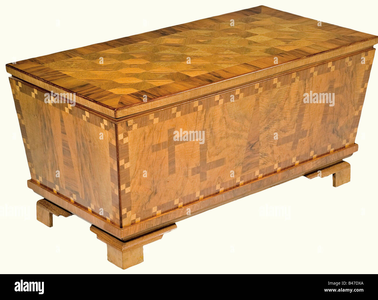 Adolf Hitler - un petto firmato alla 'Neue Reichskanzlei' di Berlino, Progettato dal professor Albert Speer, prodotto dalla 'Vereinigte Werkstätten für Kunst im Handwerk AG' (United Workshop for Art in Handicraft) di Monaco. Legno morbido impiallacciato con noce, acero, burl amboyna e palissandro. La copertina mostra una tessera a scacchi. Forma rettangolare, leggermente rastremata verso il basso, piedi sfalsati. Altezza 48 cm, larghezza 100 cm, profondità 51 cm. Il marquetry della scacchiera è tipico anche per i mobili dell'appartamento nel 'Alte Reichskanzlei' che era abitato da Eva Braun, Foto Stock