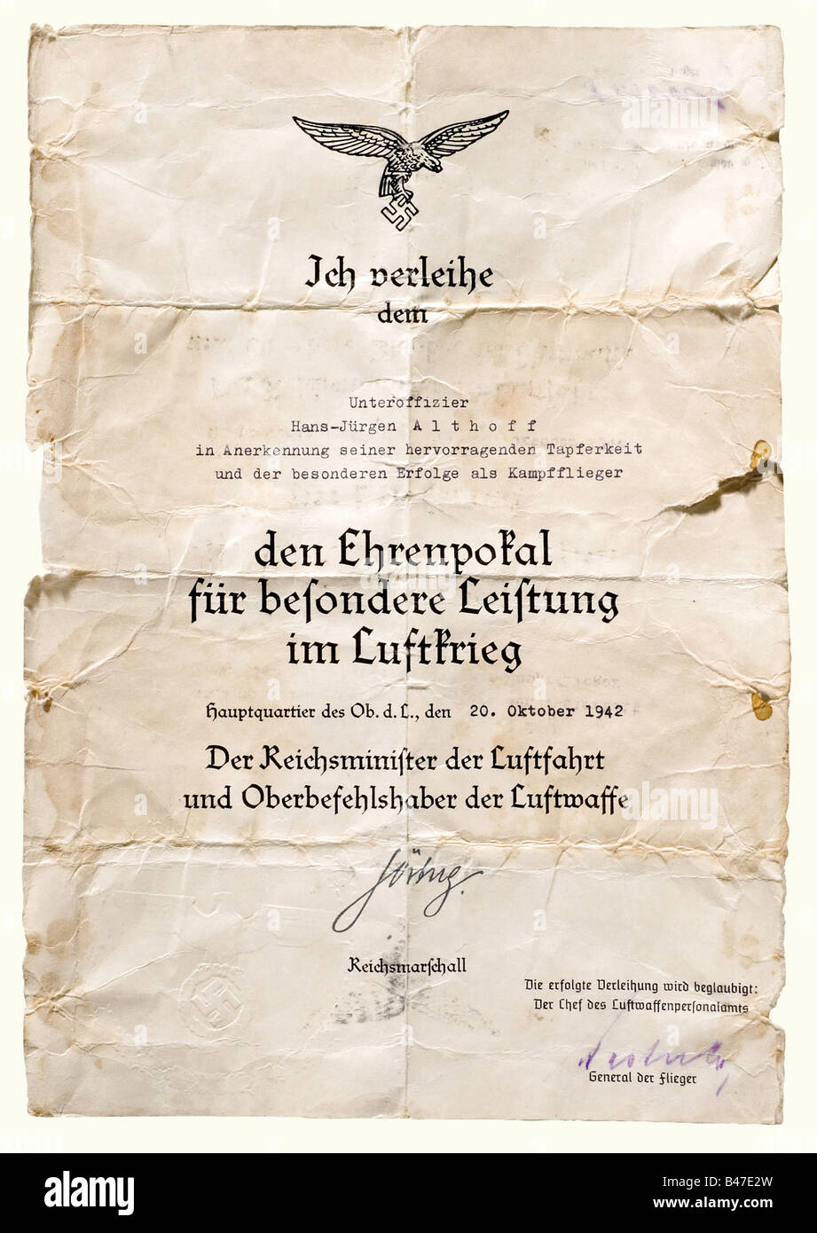 Junior Officer Hans-Jürgen Althoff., Vincitore Della Croce Tedesca In Oro 15 Marzo 1943. Luftwaffe Cup D'Onore per le straordinarie prestazioni di servizio nel combattimento aereo come operatore radio. Problema di alpaca con placcatura in argento, stampato 'Johann Wagner & Sohn' sul fondo. L'anello di iscrizione è inciso 'Unteroffizier Hans-Jürgen Althoff am 20.10.42'. L'argentatura ha alcuni piccoli punti, il piede arrotondato con un piccolo difetto. È incluso il documento premio con firma facsimile 'Göring' e autografo originale in inchiostro 'Loerzer General der Flieger' e stampato in cieco, Foto Stock