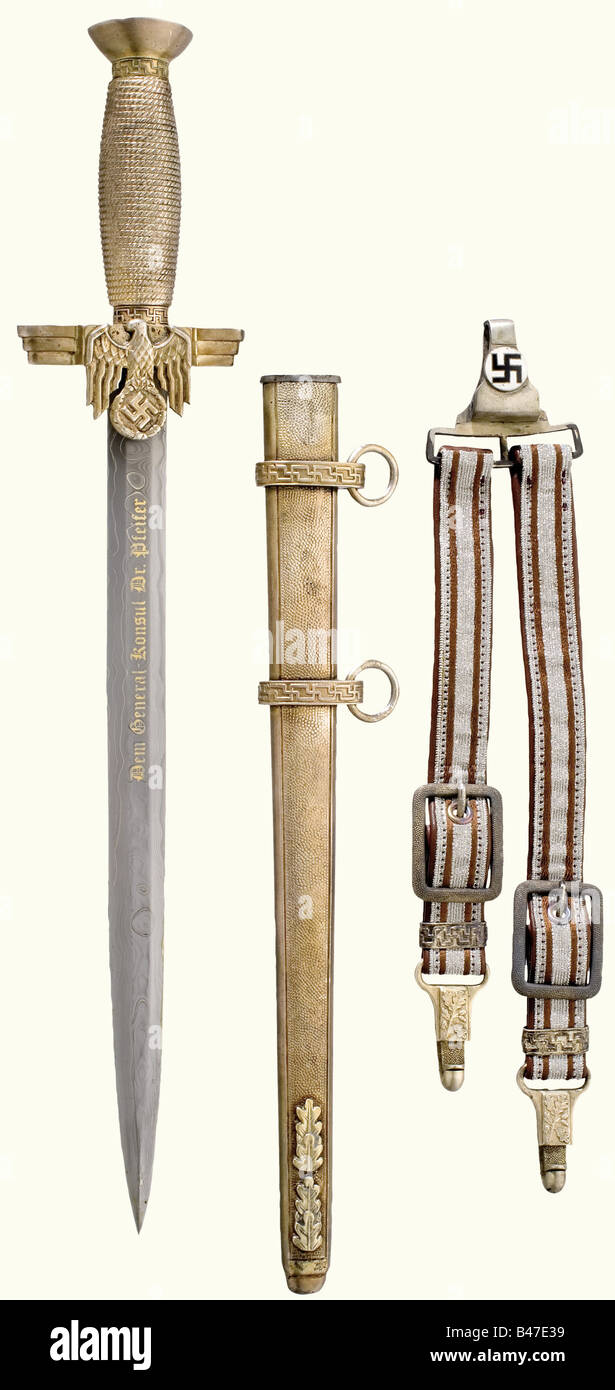 Un prototipo di pugnale d'onore per un leader del partito, completo di appendiabiti. La lama porta la dedica incisa e dorata, 'il Generale-Konsul Dr. Pfeiffer', e sul retro con 'Für hervorragende Verdienste um das Vaterland' (Per il servizio Eccezionale alla Patria), un'aquila nazionale, e l'iscrizione, 'Echt Damast (vera Damasco) P. Müller'. Pommel argentato, grip e quillons con l'aquila nazionale. Scabbard argentato con foglie di quercia sovrapposte. Lunghezza 37 cm. La rottura di una collezione di armi orrioI pezzi offerti in questa sezione o, Foto Stock