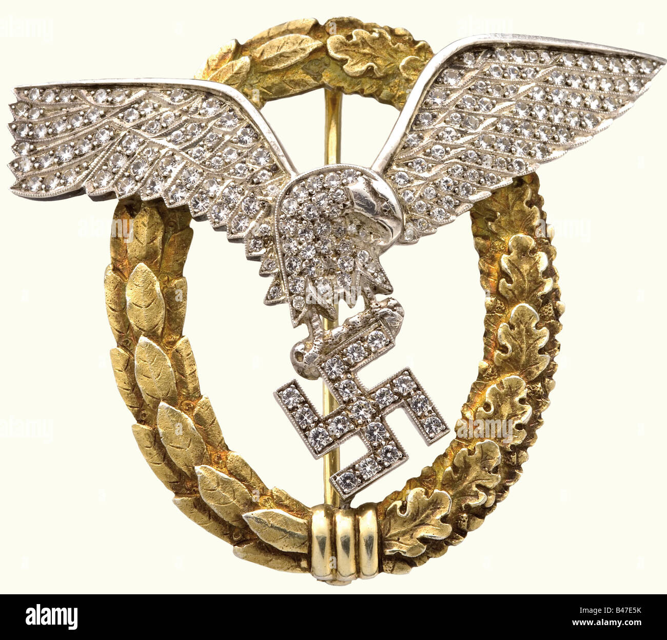 Generalfeldmarschall Hugo Sperrle, Comandante Supremo di Luftwaffenkommando West., Una Combinazione di piloti e Osservatori Badge in oro con Diamanti, nel suo caso originale di emissione. La foglia di quercia e la corona di alloro, l'aquila bombata e la swastika sono argento, in opera aperta con più di 170 diamanti, assemblati con due dadi a fessura su perni filettati saldati. La swastika fissata al nastro si legò sul fondo della corona. Il perno con una cerniera a rullo e un fermo di sicurezza. Peso 30,70 g, 51,55 x 60,19 mm. Il caso estremamente raro coperto e rivestito con pur, Foto Stock