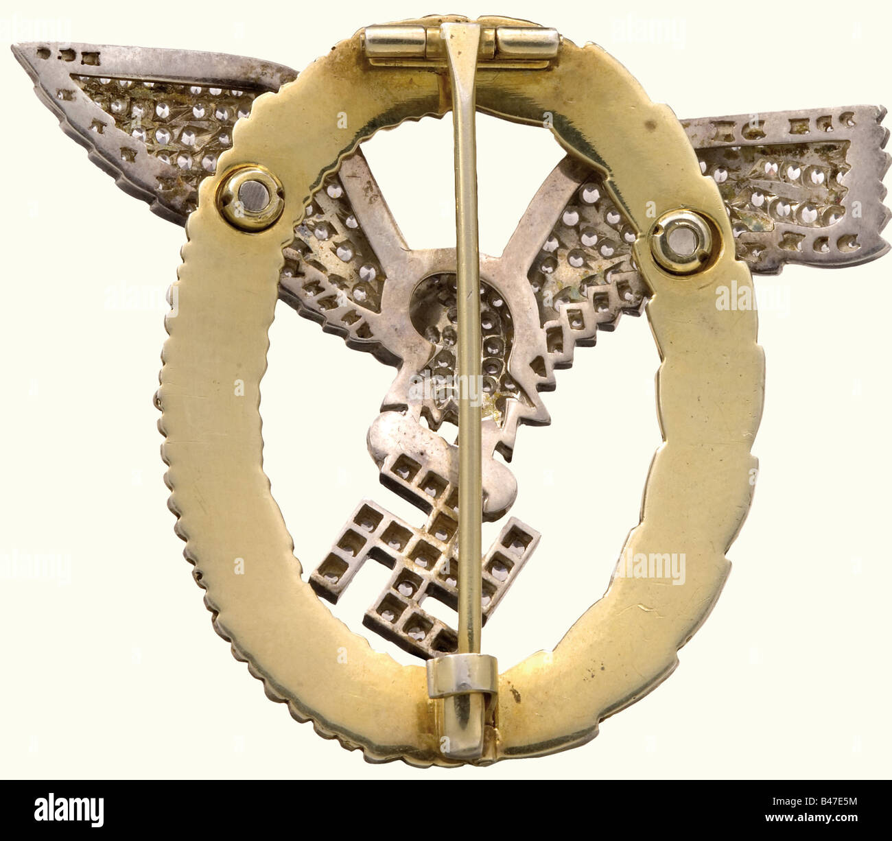 Generalfeldmarschall Hugo Sperrle, Comandante Supremo di Luftwaffenkommando West., Una Combinazione di piloti e Osservatori Badge in oro con Diamanti, nel suo caso originale di emissione. La foglia di quercia e la corona di alloro, l'aquila bombata e la swastika sono argento, in opera aperta con più di 170 diamanti, assemblati con due dadi a fessura su perni filettati saldati. La swastika fissata al nastro si legò sul fondo della corona. Il perno con una cerniera a rullo e un fermo di sicurezza. Peso 30,70 g, 51,55 x 60,19 mm. Il caso estremamente raro coperto e rivestito con pur, Foto Stock