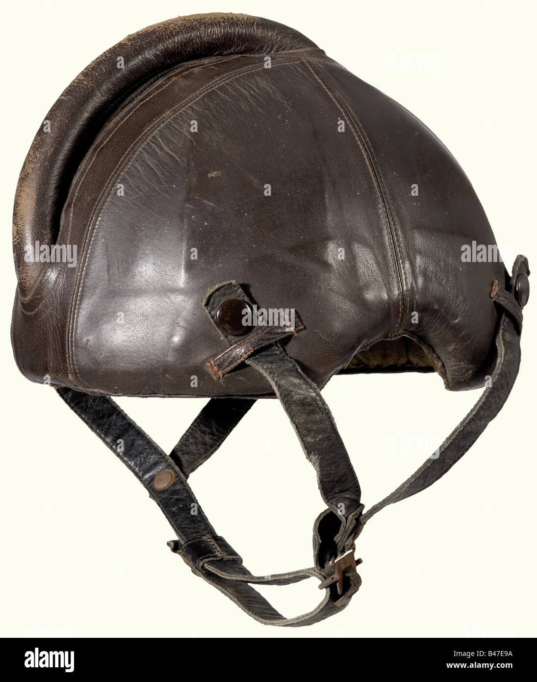 Prototipo di casco in acciaio SSK 90, corpo in lamiera d'acciaio rivettata  con rivestimento in pelle marrone, imbottitura in cresta e cinghie  (ammaccate, rivetti arrugginiti). Fodera in cotone a macchie color sabbia