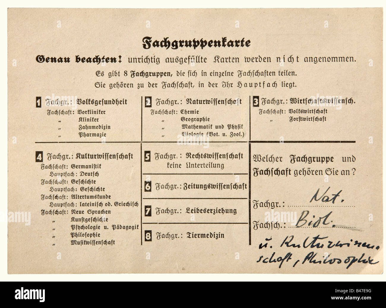 Sophie Scholl - scheda che indica il gruppo di soggetti di studio per l'iscrizione all'Università di Monaco per il semestre estivo 1942., carta Di Cartone, 10,5 x 15 cm. Compilato a mano con inchiostro scuro, soggetto combinazione Scienze naturali - Biologia e Studi culturali - Filosofia. Le adesioni di partito sono contrassegnate come non-exisitant, secondo le sue proprie informazioni date era nel servizio di lavoro da 6th aprile 1941 a 28th marzo 1942. Inoltre, due biglietti di auguri dell'Organizzazione Delle Vittime del fascismo, Monaco, non dati, entrambi firmati dal primo, Foto Stock