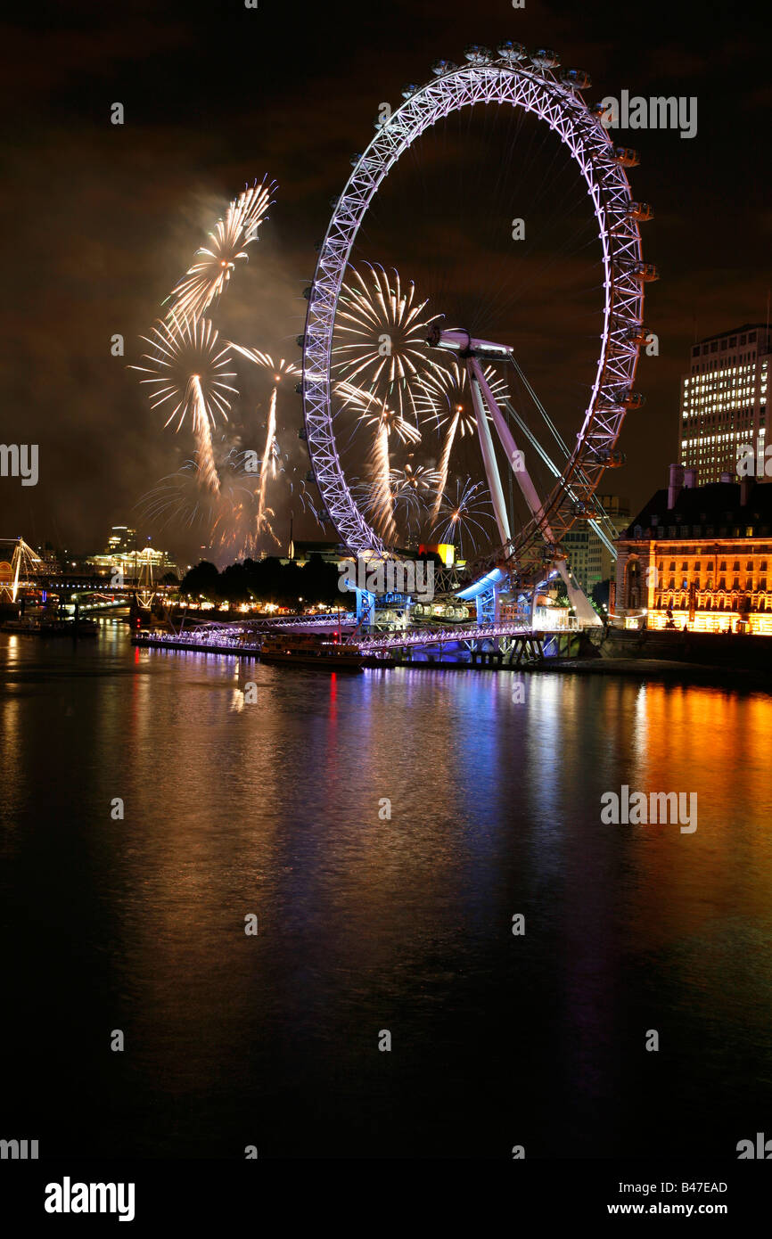 Il London Eye e il fiume Tamigi illuminato da Thames Festival fuochi d'artificio, Londra Foto Stock