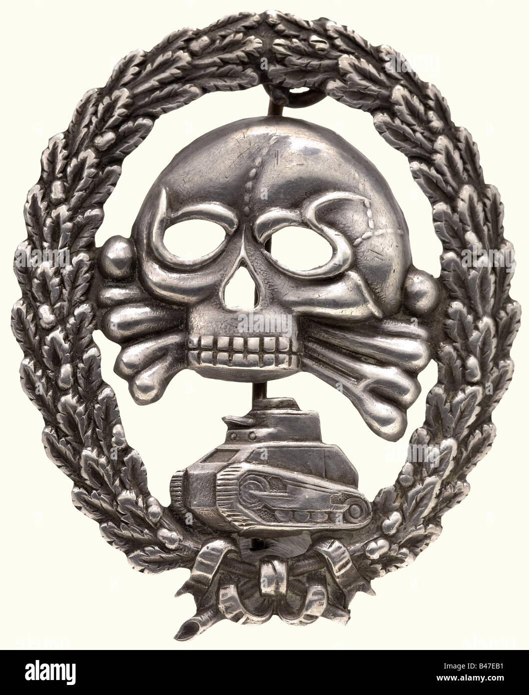 Ordini e documenti Del Personale sergente Nicolaus Lechner., Distintivo Serbatoio della Legione Condor in argento, stampato cavo, perno sostituito contemporaneamente, una delle sezioni di foglia inferiore rotto. Incluso il documento premio del 17 giugno 1940 con firma d'inchiostro 'Oberst von Thoma'. Danni, piccoli intaccature. Croce spagnola in bronzo con spade, metallo non ferroso scuro e il premio documento (danneggiato, bussato e nick) del 6 giugno 1939 con sigillo cieco-stampato. Medaglia di campagna spagnola con documento di riconoscimento a colori, Classe 2nd War Merit Cross con spade e Classe 2nd Iron Cross, Foto Stock