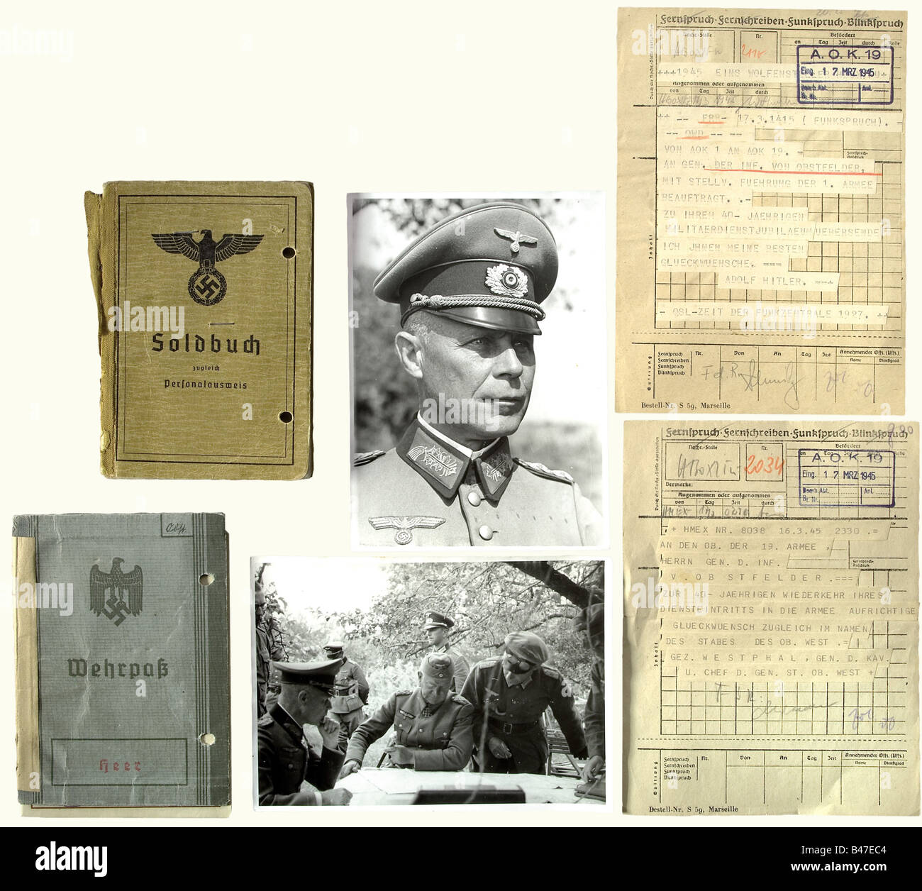 Un gruppo di documenti per il Vincitore delle spade ai Cavalieri Cross Gen. D. Inf. (Generale) Hans von Obstfelder., libro paga con foto di passaggio 1943. Voci per la Croce del Cavaliere 1941, la quercia Lascia il 1943, le spade alla quercia Lascia il 1944, e la Croce tedesca in oro 1943. Wehrpass 1938, voci per tutte le medaglie della Prima guerra mondiale, tutti i posti di servizio tra il 1905 e il 1945, così come il servizio di combattimento 1939 - 1943, e tutte le medaglie per la 2nd guerra mondiale (analogo al libro paga). Entrambi i documenti nella busta sono forati. Telegrammi di congratulazioni per il suo 40th anno di milit, Foto Stock
