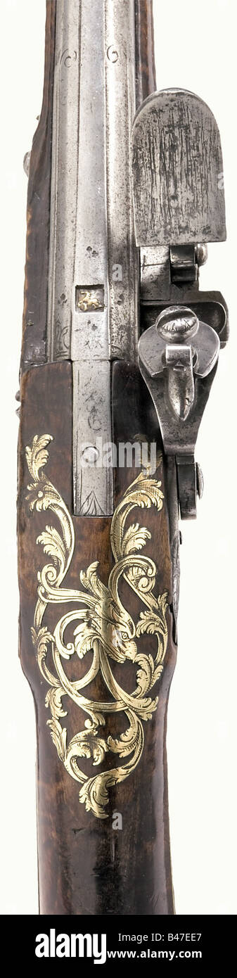 Una pistola flintlock italiana, fine del 17th secolo. Canna rotonda, lunga con foro liscio in calibro 12 mm con tacche in ottone alla culatta. Flintlock cesellato con incisione floreale. Splendido brodo di noce con sontuosi intarsi in ottone a vista e riccamente incisi. Bastoncino in legno originale con punta in ferro cesellato. Lunghezza 50 cm. Pistola elegante, senza riduzione. Storica, storica, 17th secolo, pistola civile, pistole civili, palmare, pistola, armi da fuoco, arma da fuoco, armi da fuoco, armi da fuoco, armi da fuoco, armi, armi, armi, braccio, oggetto, oggetti, alambicchi, clippings, taglio ou, Foto Stock