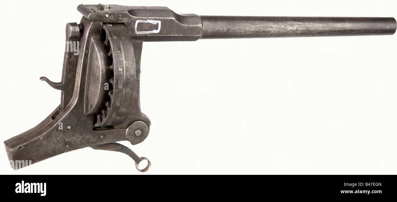 Un revolver di trincea sconosciuto (?), calibro di circa 11 mm, n. 33. 20 colpi. A doppia corona/'U' con marchio di prova. Lunghezza cilindro 32,5 cm, lunghezza totale 43 cm, peso 3200 g. Cilindro e cilindro incernierati. Perno elastico di accensione. Resti di originale bluing, patina marrone, spotty, vaiolatura parzialmente fine. L'arma è stata presumibilmente bloccata e sparata per mezzo di una corda o simile. Un articolo molto raro e interessante. Erwerbsscheinpflichtig. Storico, storico, 19th secolo, Impero tedesco, Germania, Imperiale, oggetto, oggetti, alambicchi, clipping, cut-out, cut-out, cut-out, arma da fuoco, arma da fuoco, pistola, Foto Stock