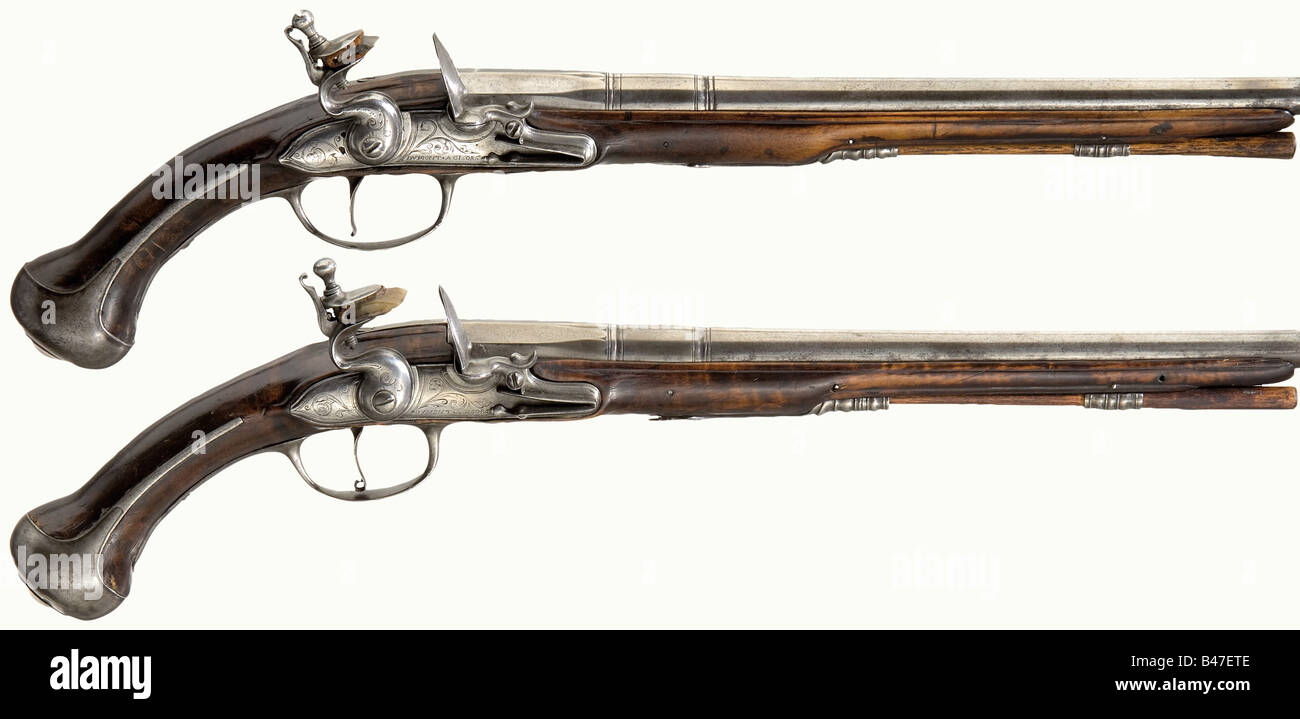 Un paio di pistole flintlock, Dumont à Gisors (Normandia), circa 1700. Canne a due stadi con sezioni di culatta ottagonali e fori lisci in calibro di 13 mm. Lockplas mostra l'incisione della vite, firmato 'à Gisors'. Scorte di noce. Mobili in ferro liscio con piastre laterali di lavoro tagliate e aperte. ramrodi di legno. Lunghezza di ogni 50 cm. Storico, storico, 18th secolo, pistola civile, pistole civili, palmare, pistola, armi da fuoco, arma da fuoco, armi da fuoco, armi da fuoco, armi da fuoco, armi, arma, braccio, oggetto, oggetti, alambicchi, clippings, taglio, taglio, taglio, Foto Stock