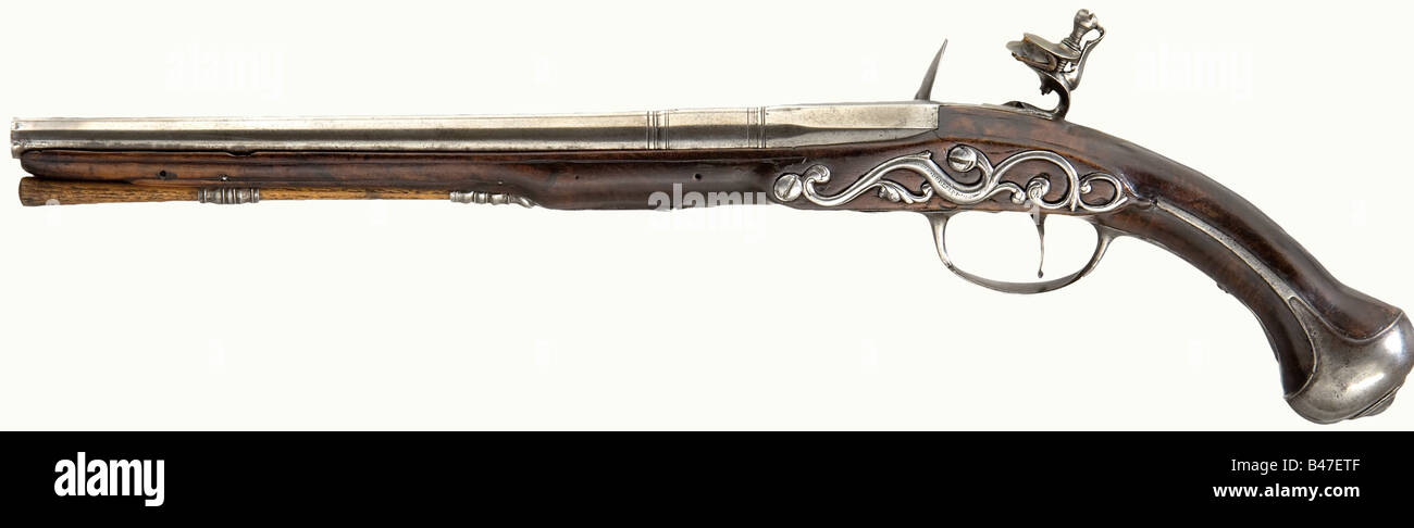 Un paio di pistole flintlock, Dumont à Gisors (Normandia), circa 1700. Canne a due stadi con sezioni di culatta ottagonali e fori lisci in calibro di 13 mm. Lockplas mostra l'incisione della vite, firmato 'à Gisors'. Scorte di noce. Mobili in ferro liscio con piastre laterali di lavoro tagliate e aperte. ramrodi di legno. Lunghezza di ogni 50 cm. Storico, storico, 18th secolo, pistola civile, pistole civili, palmare, pistola, armi da fuoco, arma da fuoco, armi da fuoco, armi da fuoco, armi da fuoco, armi, arma, braccio, oggetto, oggetti, alambicchi, clippings, taglio, taglio, taglio, Foto Stock