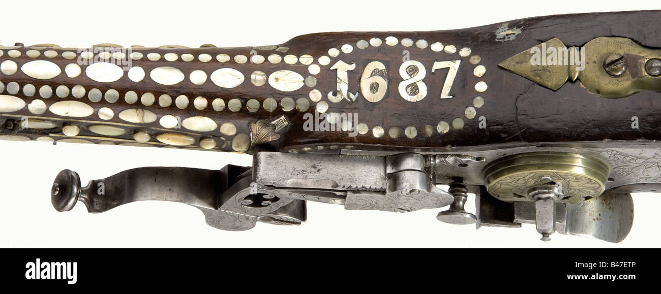 Un fucile a carriola, Johann Entzinger, Vienna, inscritto '1687'. Canna ottagonale leggermente angusta con rigatura a sette scanalature in calibro di 13 mm. Attrazioni a coda di rondine. Firmato 'JOHANN ENTZINGER' (indossato) di fronte alla culatta con marchi pieni di ottone (Stöckel No. 7358) ruota di ferro con bella incisione floreale e figura e un lavoro aperto copertura ruota in ottone. Noce pieno con intarsi profuse di madreperla e osso. La guancia mostra il sole, la luna e le stelle. L'avambraccio è interamente ricoperto da raffinati pezzi ovali decorativi e tondi, alcuni rialzati. La da, Foto Stock