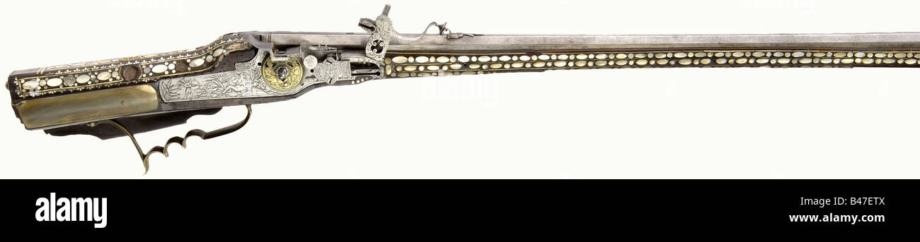 Un fucile a carriola, Johann Entzinger, Vienna, inscritto '1687'. Canna ottagonale leggermente angusta con rigatura a sette scanalature in calibro di 13 mm. Attrazioni a coda di rondine. Firmato 'JOHANN ENTZINGER' (indossato) di fronte alla culatta con marchi pieni di ottone (Stöckel No. 7358) ruota di ferro con bella incisione floreale e figura e un lavoro aperto copertura ruota in ottone. Noce pieno con intarsi profuse di madreperla e osso. La guancia mostra il sole, la luna e le stelle. L'avambraccio è interamente ricoperto da raffinati pezzi ovali decorativi e tondi, alcuni rialzati. La da, Foto Stock