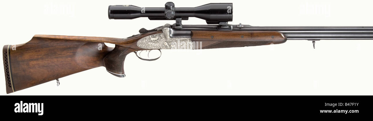 Una combinazione di fucile/fucile da caccia sopra e sotto., Plank, calibri 7,65 R e 20/76, n. W2985. Fori minimi ruvidi. Costole ondulate segnate 'Franz Plank - München', serrature laterali, catenelle finemente incise che ospitano cinghiali, cervi rossi e motivi a scrollwork. Monogramma "HH" sulla protezione del grilletto. Struttura anatomica con foro per pollice in noce a grana fine con segni di usura leggeri. Scope 'Zeiss Diatal-D 6 x 42' sul supporto per rana Suhl. Lunghezza 108 cm. Erwerbsscheinpflichtig. Storico, storico, 20th secolo, armi, armi, armi, armi, armi, armi, armi, armi, , Foto Stock