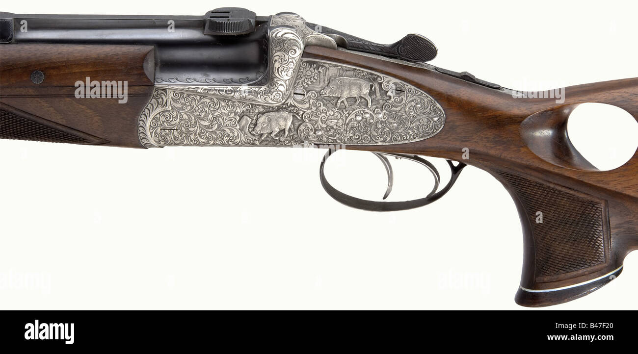 Una combinazione di fucile/fucile da caccia sopra e sotto., Plank, calibri 7,65 R e 20/76, n. W2985. Fori minimi ruvidi. Costole ondulate segnate 'Franz Plank - München', serrature laterali, catenelle finemente incise che ospitano cinghiali, cervi rossi e motivi a scrollwork. Monogramma "HH" sulla protezione del grilletto. Struttura anatomica con foro per pollice in noce a grana fine con segni di usura leggeri. Scope 'Zeiss Diatal-D 6 x 42' sul supporto per rana Suhl. Lunghezza 108 cm. Erwerbsscheinpflichtig. Storico, storico, 20th secolo, armi, armi, armi, armi, armi, armi, armi, armi, , Foto Stock