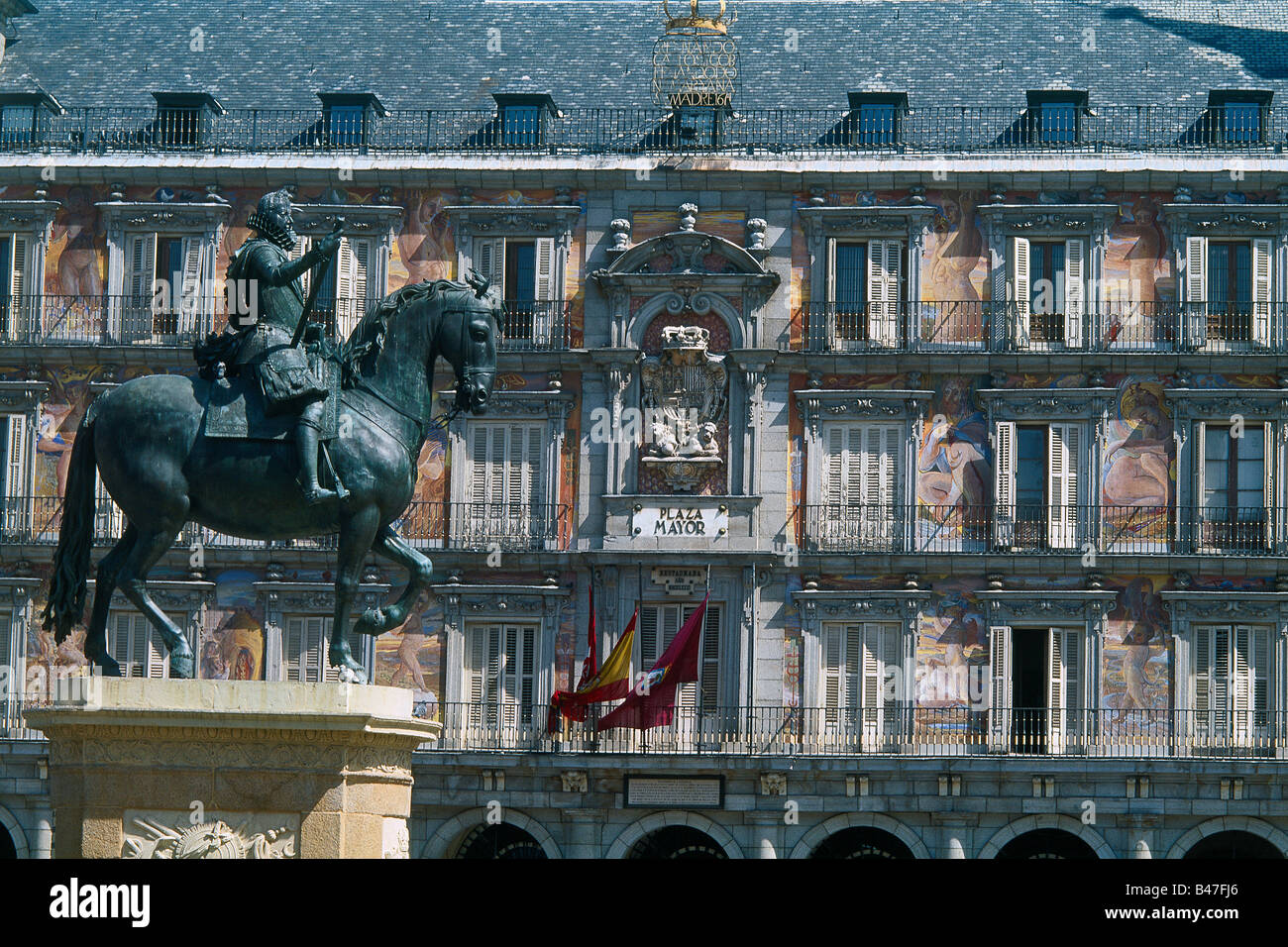 Spagna - Madrid - Plaza Mayor - Casa de Panaderias - colorati murali allegoriche - bronzo - Statua di re Filippo III Foto Stock