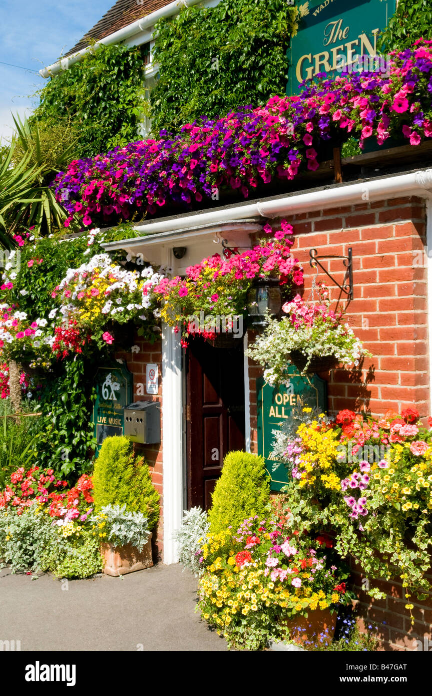 Tipico pub inglese in estate tempo circondato da fiori estivi, situato a Wimborne, Dorset, England, Regno Unito Foto Stock