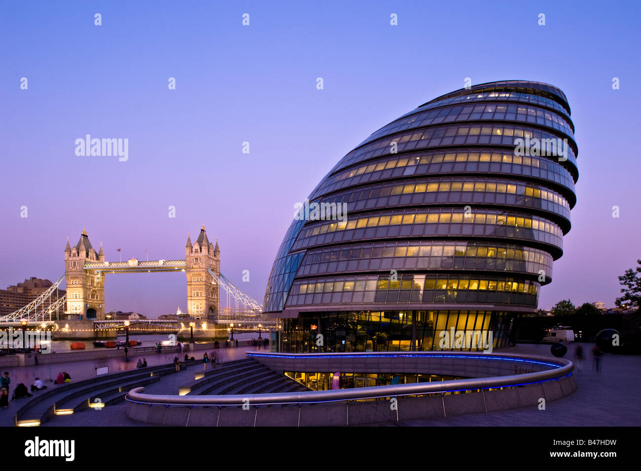 Il Tower Bridge e il Municipio visto da più Londra Riverside al crepuscolo SE1 London Regno Unito Foto Stock